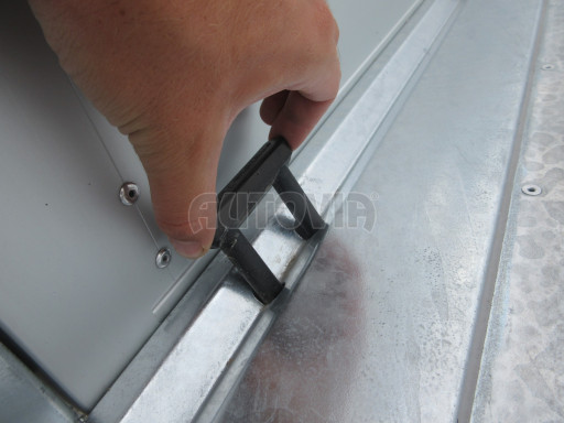 Sklápěcí přívěs KA 2,7T 2,60x1,52/1,35 Zn. ruč, box, Gitter č.40