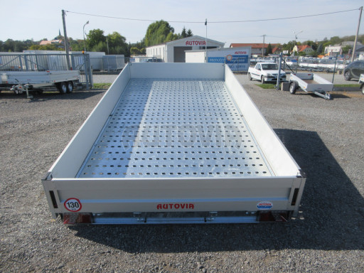 Hydraulicky sklopný přívěs AD 2,7T 4,17x2,09/0,35 s děrovanou podlahou č.29