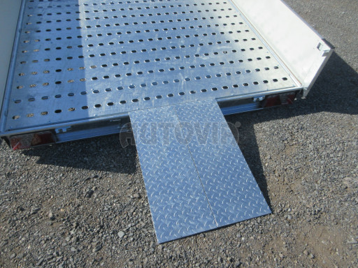 Hydraulicky sklopný přívěs AD 2,7T 4,17x2,09/0,35 s děrovanou podlahou č.37