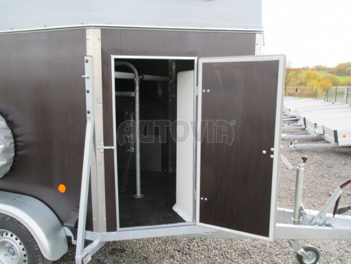 Přívěs pro přepravu koní LODESTAR 2,7T Brown sedlovna č.12