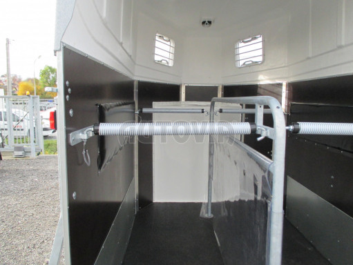 Přívěs pro přepravu koní LODESTAR 2,7T Brown sedlovna č.17