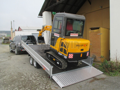 Hydraulicky sklopný přívěs valník s nájezdným čelem AD 2,7T 4,17x2,09/0,35 POČ