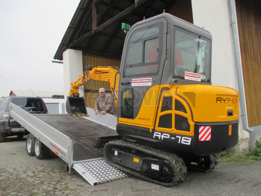 Hydraulicky sklopný přívěs valník s nájezdným čelem AD 2,7T 4,17x2,09/0,35 POČ