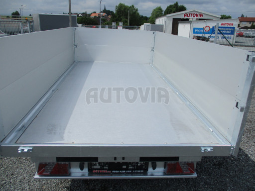 Třístranný sklopný přívěs s nástavbou bočnic ATS 3SKS 2,7T 3,32x1,70/0,70 ECO ZN v elektrice