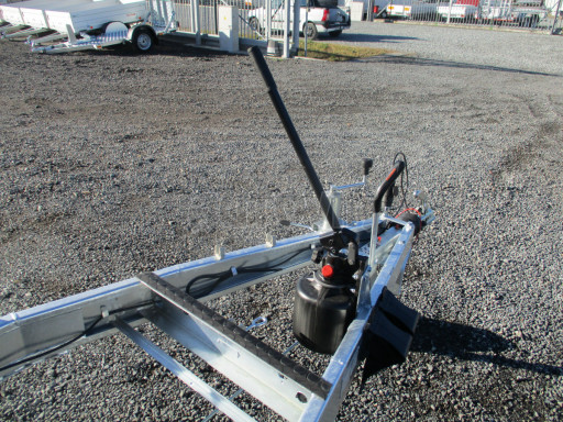 Sklápěcí přívěs DLT 1,3T 2,57x1,48/0,35 ruč, plech podlaha