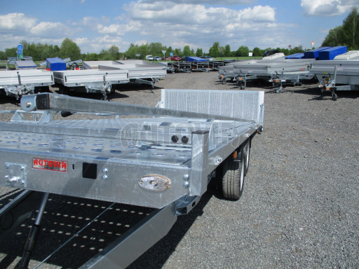 Hydraulicky sklopný přívěs AD  2,7T 5,17x2,09 perforovaná podlaha, tahokov rampa