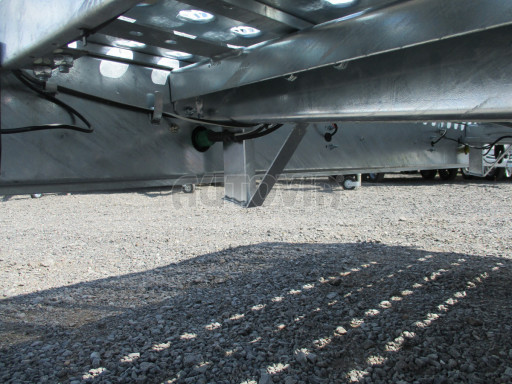 Hydraulicky sklopný přívěs AD  2,7T 5,17x2,09 perforovaná podlaha, tahokov rampa
