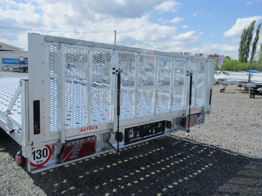 Hydraulicky sklopný přívěs AD  2,7T 5,17x2,09 perforovaná podlaha, tahokov rampa