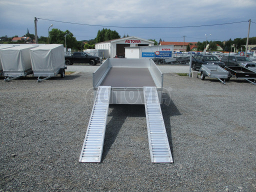 Třístranný sklápěč