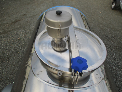 Přívěsný vozík ZV26B1 1,8T izolovaná cisterna na pitnou vodu č.17