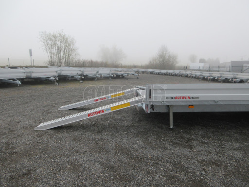 Třínápravový nákladní přívěs DN 3,5T B3 8,60x2,47/0,35 13 box nájezdy