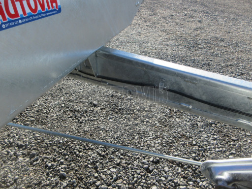 Zesílený třínápravový nákladní přívěs DN 3,5T B3 5,05x2,20 plato 1350kg