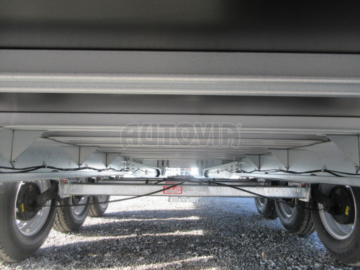 Zesílený třínápravový nákladní přívěs DN 3,5T B3 5,05x2,20 plato 1350kg