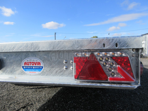 Zesílený třínápravový nákladní přívěs DN 3,5T B3 5,05x2,20 plato 1350kg