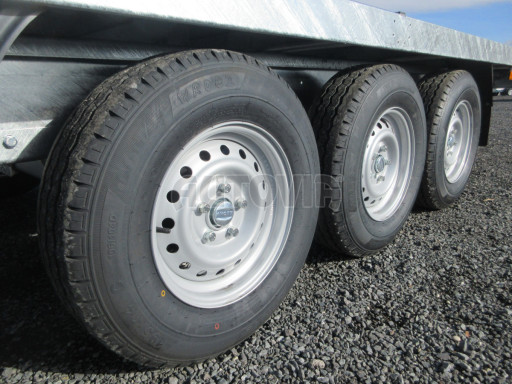 Zesílený třínápravový nákladní přívěs DN 3,5T B3 5,05x2,20 plato 1350kg