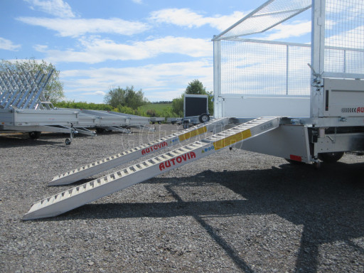 Univerzální skladový třístranný sklápěč PHT 3,5T 4,18x2,10/1,35 GITTER v elektrice