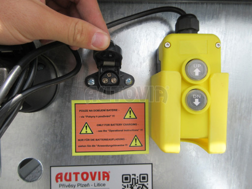 Univerzální skladový třístranný sklápěč PHT 3,5T 4,18x2,10/1,35 GITTER v elektrice